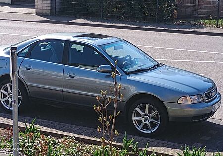 Audi A4 2.8 Quattro V6 AHK Klima 8-fach bereift ALU