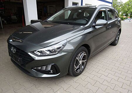 Hyundai i30 cw Pure 1,5 mit 4 Zylindermotor