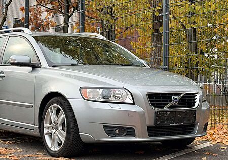 Volvo V50 Kombi D5 Summum AUT AHK