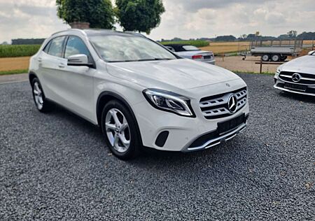 Mercedes-Benz GLA 180 Automatik // Panorama // NAVI//Sitzh.//LED