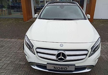 Mercedes-Benz GLA 180 Navi Xenon Pano Dach