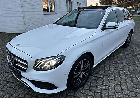 Mercedes-Benz E 220 d T 4M Avantgarde Panorama Kam Distro AHK