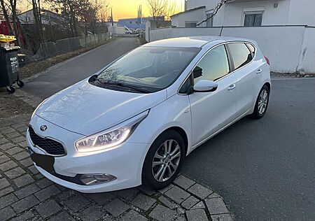 Kia Cee'd Ceed / 1.4 CVVT Dream Team Edition