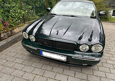 Jaguar XJ8 Sehr gepflegte Limousine. bestens ausgestattet