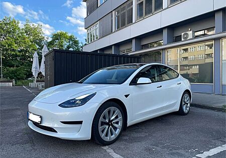 Tesla Model 3 Garagenfahrzeug / 19“ / Winterreifen &Zubehör