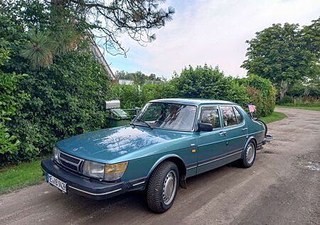 Saab 900 SEDAN