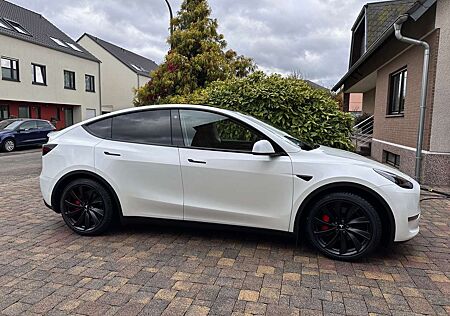 Tesla Model Y Performance Dual Motor AWD + Anhängerkupplung