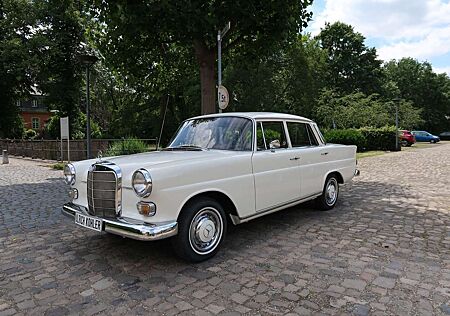 Mercedes-Benz 200 D / 110 Einmalig fast neu