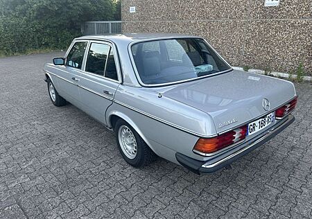 Mercedes-Benz 230 Oldtimer w123