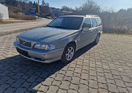 Volvo V70 2.4 Kombi Premium AHK "Fahrbar" FESTPREIS