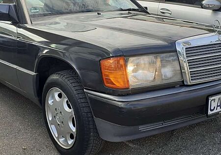 Mercedes-Benz 190 E mit TÜV grüne plakate