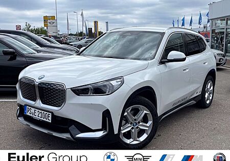 BMW iX1 eDrive20 AHK-klappbar AHK Navi Digitales Cockpit S