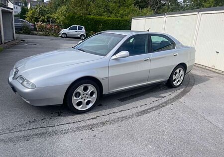Alfa Romeo 166 2.5 V6 24V Distinctive 2HD leder Alu 17zoll