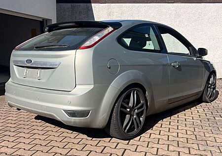 Ford Focus Fließheck 3-Türer 1.6 16V Aut. Titanium