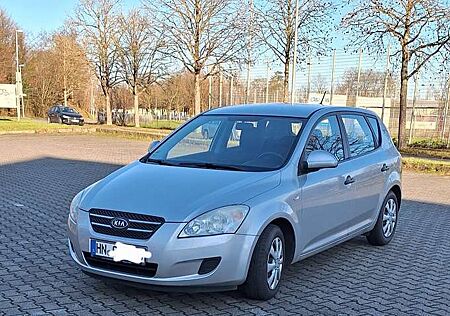 Kia Cee'd Ceed / 1.4 16V Kundendienst Scheckheftgepflegt bei