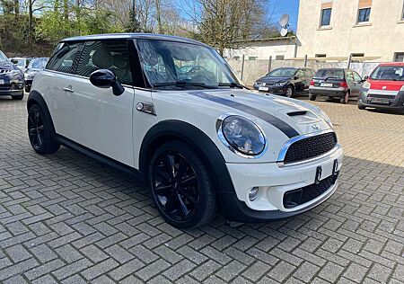 Mini ONE Cooper S, Lückenlos Scheckheft gepflegt. SHZ.