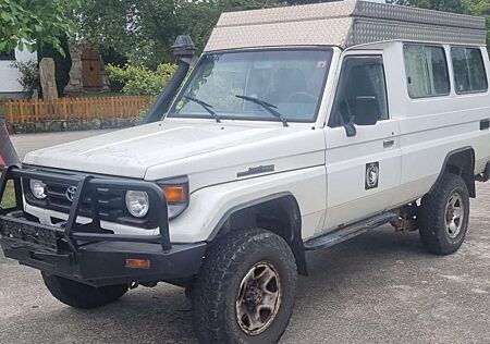 Toyota Land Cruiser HZJ78 DESERT-WOHNMOBIL1. HAND