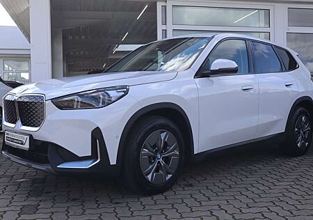 BMW iX1 eDrive20 DAB/LED/Pano.Dach/Komfortzg/AHK