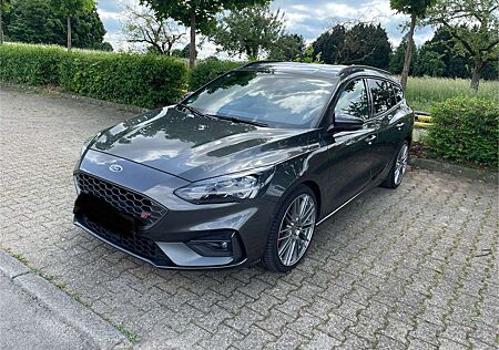 Ford Focus Turnier 2.3 EcoBoost S&S ST mit Styling-Paket
