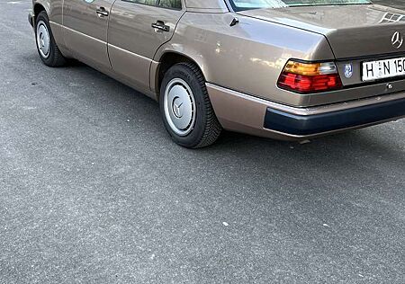 Mercedes-Benz E 230