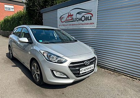 Hyundai i30 blue 1.6 CRDi KLIMAAUT/TEMPOM/AHK/SHZ
