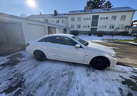Mercedes-Benz E 200 CGI Coupe BlueEFFICIENCY Avantgarde