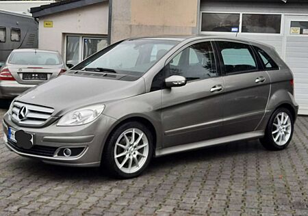 Mercedes-Benz B 200 B-Klasse Scheckheft, Navi, Panorama guter Zustand