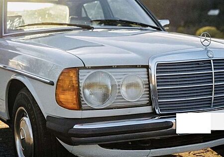 Mercedes-Benz 200 gebraucht kaufen Mercedes-Benz 200 D - Automatikgetriebe - Oldtimer - Scheckheft - PF