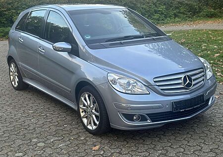 Mercedes-Benz B 200 Automatik--Navi-Panorama-AHK-PDC