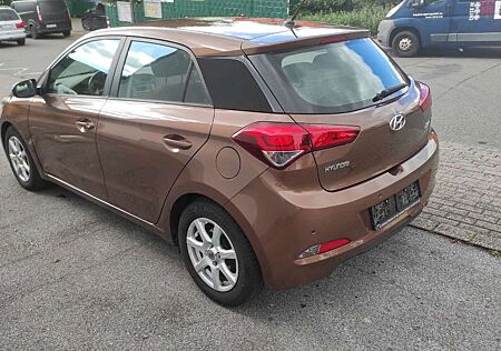 Hyundai i20 Pure 1 HAND tüv NEU SCHECKHEFT