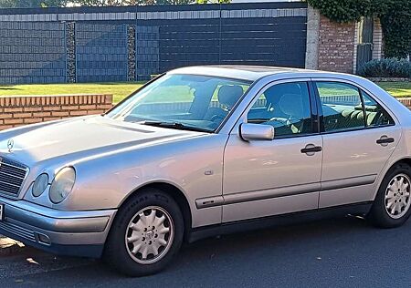 Mercedes-Benz E 220 D Classic