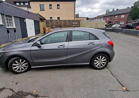 Mercedes-Benz A 180 (BlueEFFICIENCY) 7G-DCT Style