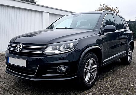 VW Tiguan Volkswagen 2.0 TDI DSG *AHK* 4M * R-LINE*PANO*LEDER*XENON*EU6