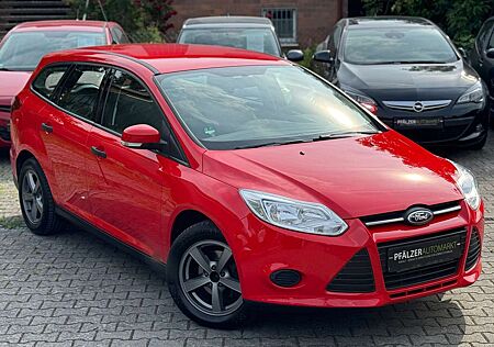 Ford Focus Kombi 94.000 km Anhängerkupplung 8-fach bereift