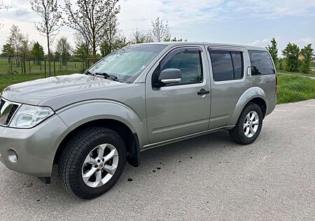 Nissan Pathfinder Pathfinder 2.5 dCi LE