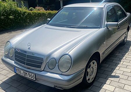 Mercedes-Benz E 200 Classic Top Sauber Gepflegt 8 fach Bereifung