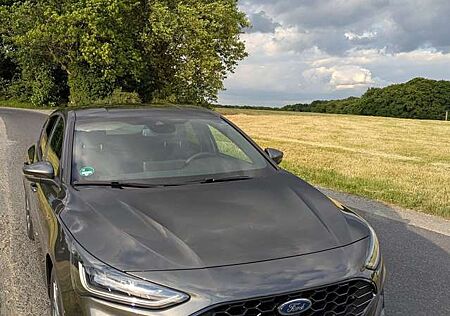 Ford Focus 1.0 EcoBoost Hybrid ST-LINE Limousine