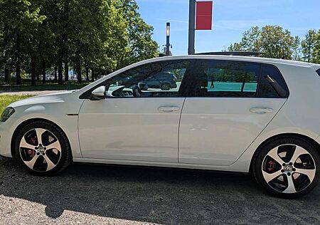 VW Golf GTI Volkswagen Performance BlueMotion Technology DSG
