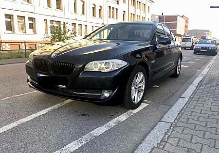 BMW 530d 530 Sportaut. Schiebedach/Softclose/Standheizung