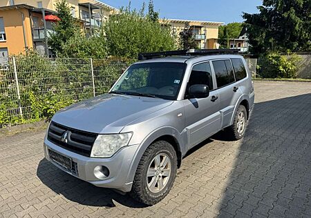 Mitsubishi Pajero 3.2 DI-D Edition 100 7 Sitzer - Offroad