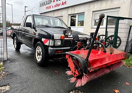 Nissan Pick Up 4x4 Schneepflug