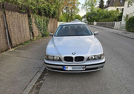 BMW 523i 523