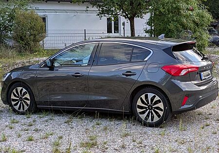 Ford Focus COOL+CONNECT Bremsen+Reifen+TÜV neu