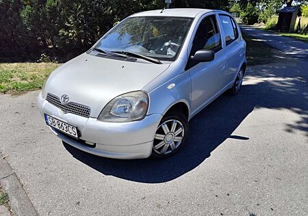 Toyota Yaris 1.0 linea sol KLIMA