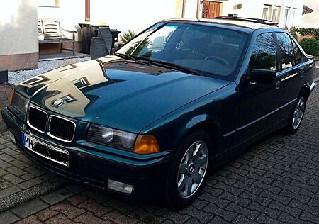 BMW 320 i Oldtimer E36 unfallfrei Erstlack lagunengrünm