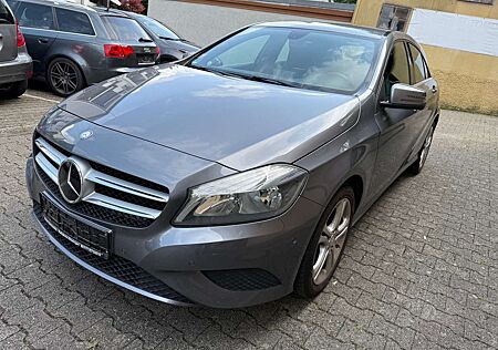 Mercedes-Benz A 180 BlueEfficiency (176.042) NAVI/PARKTRONIC