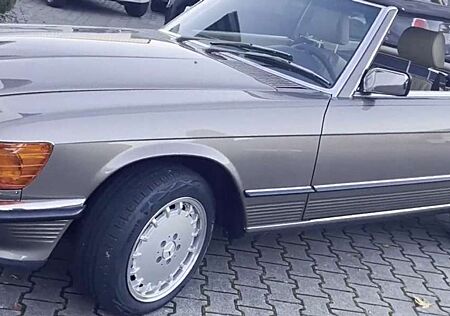 Mercedes-Benz SL 560 R107