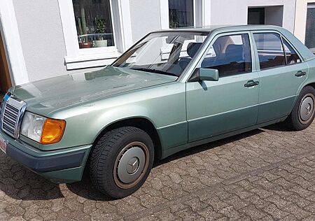 Mercedes-Benz E 230 E-Klasse 1 Hand guter Zustand TÜV 5/2027