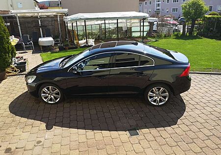 Volvo S60 D5 AWD Geartronic Momentum