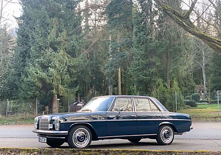 Mercedes-Benz 220 w115 /8. 220D